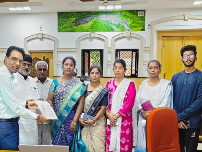 Maratha society will put up black flags on the house on the Marathawada Muktisangram Day, warning of boycott of the program | मुक्तीसंग्राम दिनी मराठा समाज लावणार घरावर काळे झेंडे, कार्यक्रमावर बहिष्काराचा इशारा Maratha society will put up black flags on the house on the Marathawada Muktisangram Day, warning of boycott of the program | मुक्तीसंग्राम दिनी मराठा समाज लावणार घरावर काळे झेंडे, कार्यक्रमावर बहिष्काराचा इशारा