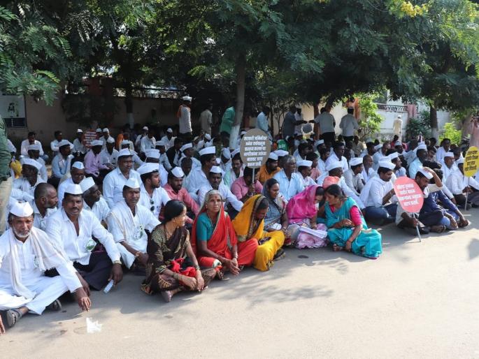 Declare drought and give grants; Farmers protest rally at Latur Collectorate | दुष्काळ जाहीर करुन अनुदान द्या; लातूर जिल्हाधिकारी कार्यालयावर शेतकऱ्यांचा जनआक्रोश मोर्चा Declare drought and give grants; Farmers protest rally at Latur Collectorate | दुष्काळ जाहीर करुन अनुदान द्या; लातूर जिल्हाधिकारी कार्यालयावर शेतकऱ्यांचा जनआक्रोश मोर्चा