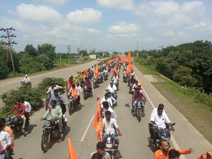 Bike rally of entire Maratha community from Palashi Phata to Renapur city | पळशी फाटा ते रेणापुर शहरापर्यंत सकल मराठा समाजाची दुचाकी रॅली Bike rally of entire Maratha community from Palashi Phata to Renapur city | पळशी फाटा ते रेणापुर शहरापर्यंत सकल मराठा समाजाची दुचाकी रॅली