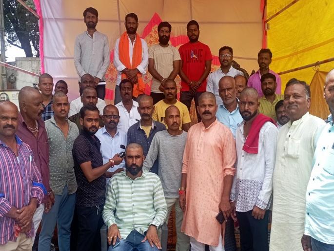 Twenty youths registered protest against the government by shaving their heads; The indefinite hunger strike of the four started | वीस युवकांनी मुंडन करून नोंदविला शासनाचा निषेध; चौघांचे बेमुदत उपोषण सुरू Twenty youths registered protest against the government by shaving their heads; The indefinite hunger strike of the four started | वीस युवकांनी मुंडन करून नोंदविला शासनाचा निषेध; चौघांचे बेमुदत उपोषण सुरू