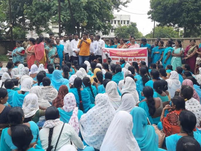 Thiya agitation of Asha Sevaks led by Swabhimani and Aitak in Washim | वाशिममध्ये स्वाभिमानी व आयटकच्या नेतृत्वात आशा सेविकांचे ठिय्या आंदोलन Thiya agitation of Asha Sevaks led by Swabhimani and Aitak in Washim | वाशिममध्ये स्वाभिमानी व आयटकच्या नेतृत्वात आशा सेविकांचे ठिय्या आंदोलन