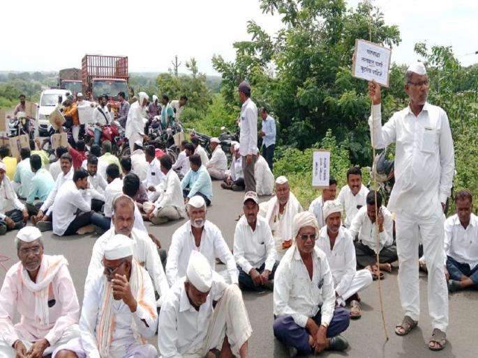 Farmers stopped traffic to release water in the lake | तलावात पाणी सोडण्यासाठी शेतकऱ्यांनी वाहतूक रोखली Farmers stopped traffic to release water in the lake | तलावात पाणी सोडण्यासाठी शेतकऱ्यांनी वाहतूक रोखली