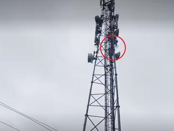 father climbed the tower to find out reason for his daughters death in sehore | लेकीच्या मृत्यूचं कारण जाणून घेण्यासाठी टॉवरवर चढले वडील; नेमकं काय घडलं? father climbed the tower to find out reason for his daughters death in sehore | लेकीच्या मृत्यूचं कारण जाणून घेण्यासाठी टॉवरवर चढले वडील; नेमकं काय घडलं?