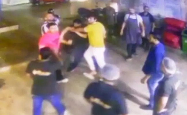 asked to pay rupee 650 bill four men beat up restaurant employee in noida | धक्कादायक! बिलाचे 650 रुपये मागितल्याने रेस्टॉरंट कर्मचाऱ्यांना बेदम मारहाण
