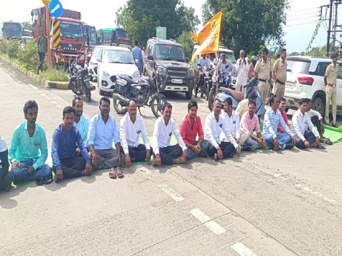 Rastaroko protest at Niwada Phata for Maratha reservation | मराठा आरक्षणासाठी निवाडा फाटा येथे रास्तारोको आंदोलन Rastaroko protest at Niwada Phata for Maratha reservation | मराठा आरक्षणासाठी निवाडा फाटा येथे रास्तारोको आंदोलन