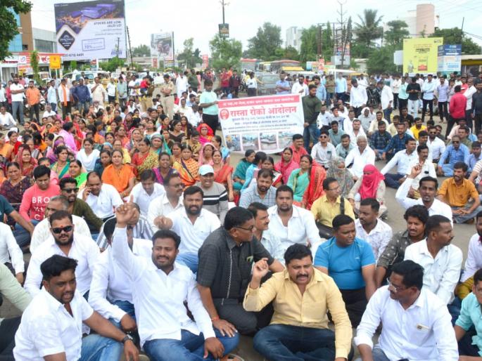 India went to the moon but we went to the mud; Angry citizens blocked the road for the road | भारत गेला चंद्रावर, आम्ही मात्र चिखलावर; रस्त्यासाठी संतप्त नागरिकांनी रोखला रस्ता India went to the moon but we went to the mud; Angry citizens blocked the road for the road | भारत गेला चंद्रावर, आम्ही मात्र चिखलावर; रस्त्यासाठी संतप्त नागरिकांनी रोखला रस्ता