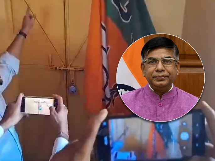 protesting bengal bjp workers lock up union minister subhash sarkar in party office | अरे देवा! मोदी सरकारमधील मंत्र्याला भाजपाच्याच कार्यकर्त्यांनी ऑफिसमध्ये कोंडलं अन्... protesting bengal bjp workers lock up union minister subhash sarkar in party office | अरे देवा! मोदी सरकारमधील मंत्र्याला भाजपाच्याच कार्यकर्त्यांनी ऑफिसमध्ये कोंडलं अन्...