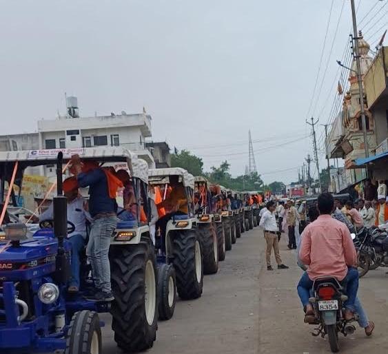 Due to Lumpy, the Bull Shed is closed, but the Tractor Shed is in high spirits. | लम्पीमुळे बैलपोळा बंद, पण ट्रॅक्टर पोळा उत्साहात, जपली जाते ट्रॅक्टर पोळ्याची परंपरा