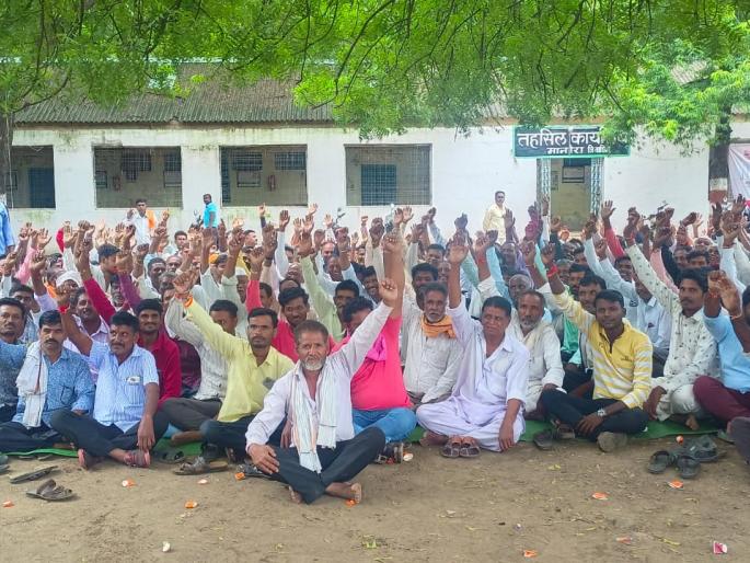 No compensation received; Farmers hit the tehsil in washim | नुकसानभरपाई मिळाली नाही; शेतकरी तहसिलवर धडकले! No compensation received; Farmers hit the tehsil in washim | नुकसानभरपाई मिळाली नाही; शेतकरी तहसिलवर धडकले!