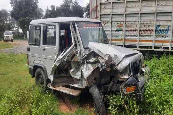 criminals were running away after uprooting atm in jamtara then there was collision with truck | ATM घेऊन पळून जात होते चोरटे; तितक्यात झाला भीषण अपघात, ट्रकला जोरदार धडक अन्...