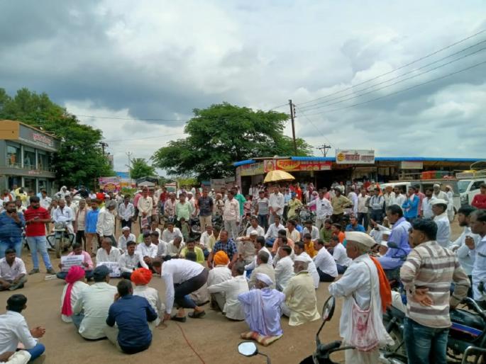 Declare a drought; Hyderabad - Shirdi route blocked by aggressive farmers' sons | कोरडा दुष्काळ जाहीर करा; आक्रमक शेतकरीपुत्रांनी रोखला हैदराबाद - शिर्डी मार्ग Declare a drought; Hyderabad - Shirdi route blocked by aggressive farmers' sons | कोरडा दुष्काळ जाहीर करा; आक्रमक शेतकरीपुत्रांनी रोखला हैदराबाद - शिर्डी मार्ग