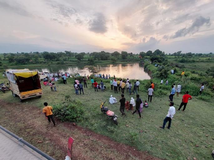 Death of a youth who went to wash bullocks due to hives; The body was found after 24 hours of searching | पोळ्यानिमित बैल धुण्यासाठी गेलेल्या युवकाचा मृत्यू; २४ तासांच्या शोधानंतर सापडला मृतदेह Death of a youth who went to wash bullocks due to hives; The body was found after 24 hours of searching | पोळ्यानिमित बैल धुण्यासाठी गेलेल्या युवकाचा मृत्यू; २४ तासांच्या शोधानंतर सापडला मृतदेह