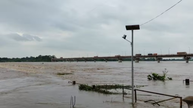 Kardha Bridge submerged, Vainganga at one and a half meters above the danger level | कारधा पूल बुडाला, वैनगंगा धोक्याची पातळी ओलांडून दीड मीटरवर