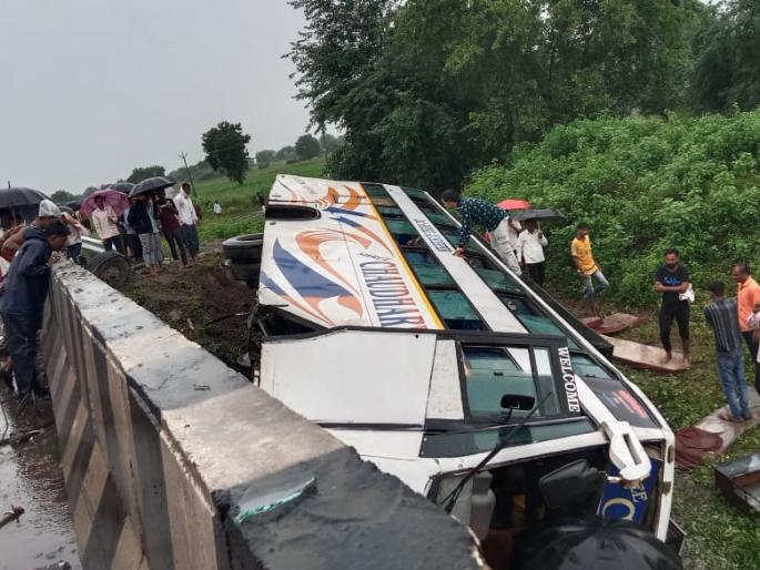 Luxury bus accident, driver killed, 12 passengers injured | लक्झरी बसचा अपघात, चालकाचा मृत्यू, १२ प्रवासी जखमी Luxury bus accident, driver killed, 12 passengers injured | लक्झरी बसचा अपघात, चालकाचा मृत्यू, १२ प्रवासी जखमी