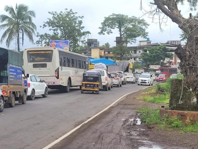 Traffic jam at Mangaon on Mumbai Goa highway, chakarmani stuck in traffic jam | मुंबई गोवा महामार्गावर माणगाव येथे वाहतूक कोंडी, चाकरमानी अडकले वाहतूक कोंडीत Traffic jam at Mangaon on Mumbai Goa highway, chakarmani stuck in traffic jam | मुंबई गोवा महामार्गावर माणगाव येथे वाहतूक कोंडी, चाकरमानी अडकले वाहतूक कोंडीत