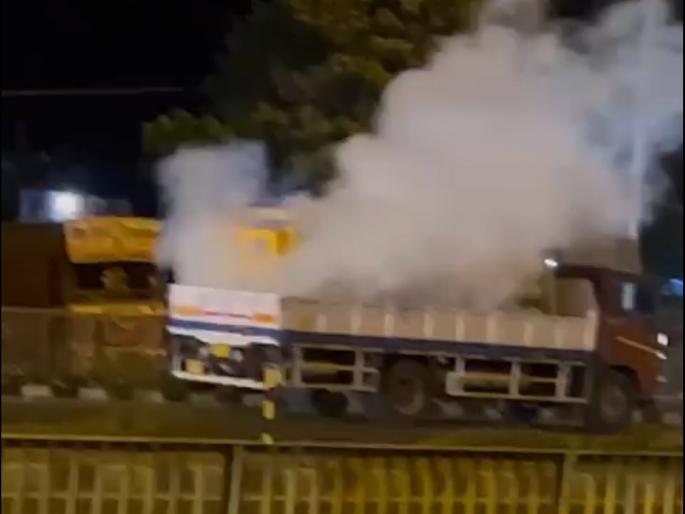 CNG gas leakage from running tempo in solapur | धावत्या टेम्पोतून सीएनजी गॅसची गळती; आकाशात वायूच्या लोटानं घबराट CNG gas leakage from running tempo in solapur | धावत्या टेम्पोतून सीएनजी गॅसची गळती; आकाशात वायूच्या लोटानं घबराट
