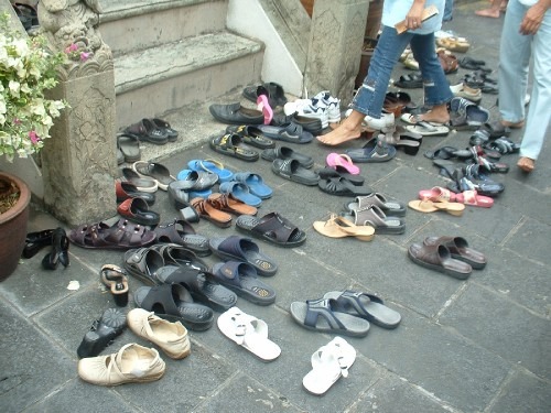 shoes theft from outside temple 7 years ago now chittorgarh police said come and identify | अजबच! 7 वर्षांपूर्वी मंदिराबाहेरुन चोरीला गेलेले बूट; पोलिसांचा आता आला फोन, म्हणाले... shoes theft from outside temple 7 years ago now chittorgarh police said come and identify | अजबच! 7 वर्षांपूर्वी मंदिराबाहेरुन चोरीला गेलेले बूट; पोलिसांचा आता आला फोन, म्हणाले...