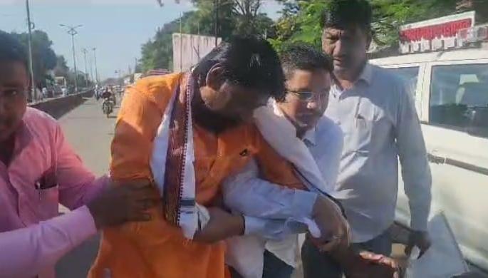 2 youths attempted self-immolation in Dharashiv for Maratha reservation | Video - मराठा आरक्षणासाठी धाराशिवमध्ये 2 तरुणांचा आत्मदहनाचा प्रयत्न 2 youths attempted self-immolation in Dharashiv for Maratha reservation | Video - मराठा आरक्षणासाठी धाराशिवमध्ये 2 तरुणांचा आत्मदहनाचा प्रयत्न