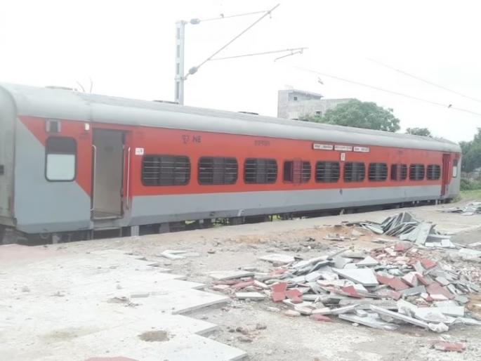 train divided into two parts coupling breakage kushinagar express kanpur railway station | अचानक ट्रेनचे डबे इंजिनपासून वेगळे, मध्यरात्री कपलिंग तुटल्याने झालं असं काही...