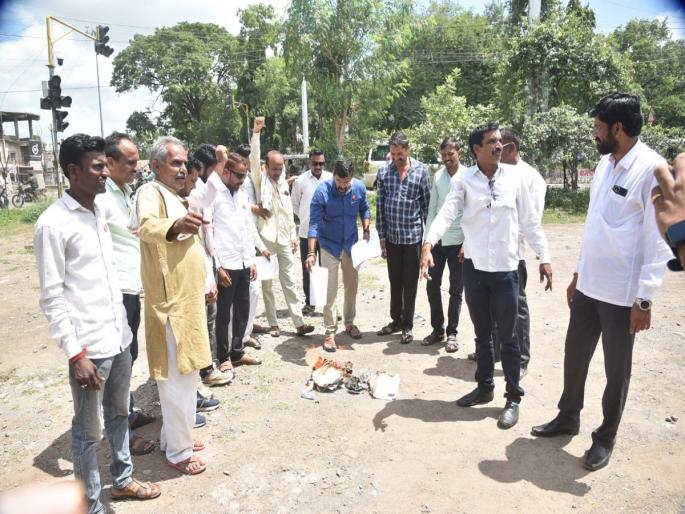 Holi from Swabhaimani Shetkari Sanghatana of sugarcane provincial ban decision | उसाला प्रांतबंदी निर्णयाची स्वाभिमानी शेतकरी संघटनेकडून होळी Holi from Swabhaimani Shetkari Sanghatana of sugarcane provincial ban decision | उसाला प्रांतबंदी निर्णयाची स्वाभिमानी शेतकरी संघटनेकडून होळी