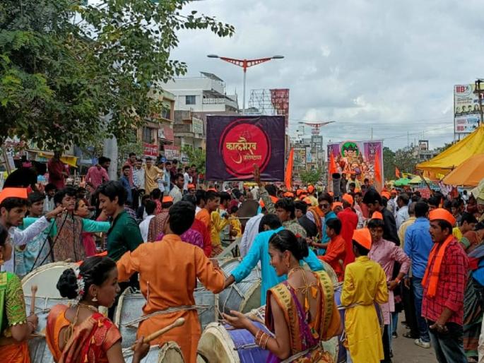 'Ganpati Bappa Morya...' Arrival of beloved Ganaraya in jubilation | 'गणपती बाप्पा मोरया...' लाडक्या गणरायाचे जल्लोषात आगमन 'Ganpati Bappa Morya...' Arrival of beloved Ganaraya in jubilation | 'गणपती बाप्पा मोरया...' लाडक्या गणरायाचे जल्लोषात आगमन