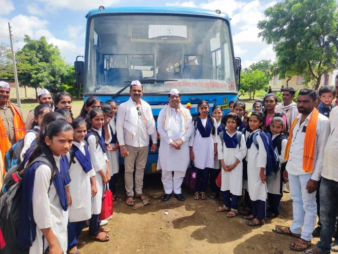ST reached village for the first time after independence in deulgaon raja | व्वा... स्वातंत्र्यानंतर पहिल्यांदाच पोहोचली 'या' गावात एस.टी. बस ST reached village for the first time after independence in deulgaon raja | व्वा... स्वातंत्र्यानंतर पहिल्यांदाच पोहोचली 'या' गावात एस.टी. बस