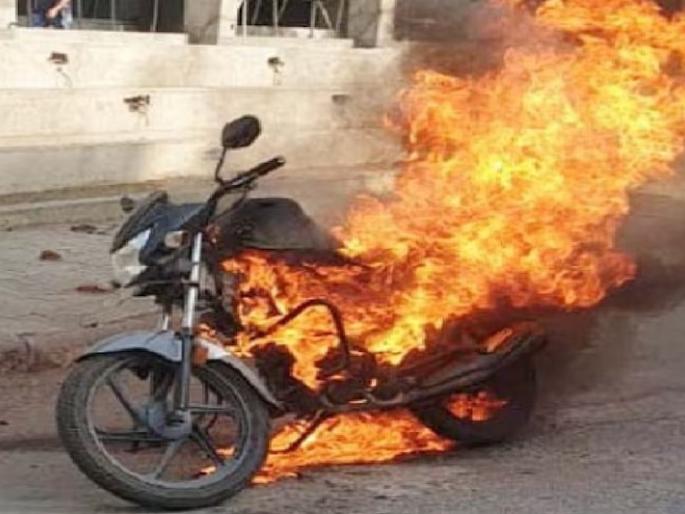 kerala mother son discord goons bike arson accused arrest disclosure police crime | आईने सुपारी देऊन मुलाची बाईक पेटवली; आता पैशांवरून गुंडांनी महिलेवरच केला हल्ला kerala mother son discord goons bike arson accused arrest disclosure police crime | आईने सुपारी देऊन मुलाची बाईक पेटवली; आता पैशांवरून गुंडांनी महिलेवरच केला हल्ला