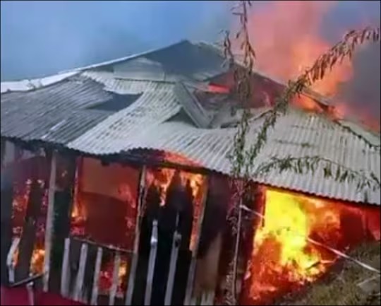 kullu house caught fire after cylinder lpg gas leak mother father and daughter injured | कुल्लूमधील घराला भीषण आग, 9 खोल्या जळून खाक; आई-वडिलांसह चिमुकली भाजली kullu house caught fire after cylinder lpg gas leak mother father and daughter injured | कुल्लूमधील घराला भीषण आग, 9 खोल्या जळून खाक; आई-वडिलांसह चिमुकली भाजली