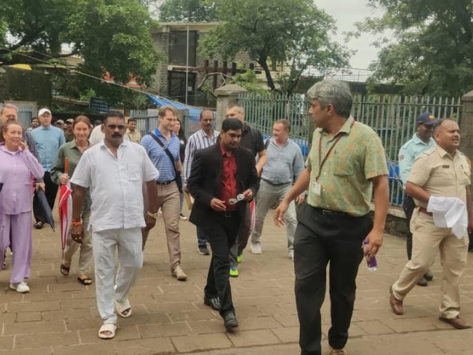 Russian delegation visits Elephanta Caves | रशियन शिष्टमंडळाची एलिफंटा लेण्यांना भेट Russian delegation visits Elephanta Caves | रशियन शिष्टमंडळाची एलिफंटा लेण्यांना भेट