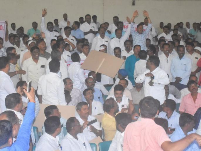 Uproar at Teachers Bank meeting in Sangli; Eggs were thrown and placards were hoisted | सांगलीत शिक्षक बँकेच्या सभेत गदारोळ; अंडी फेकली अन् फलक फडकवले Uproar at Teachers Bank meeting in Sangli; Eggs were thrown and placards were hoisted | सांगलीत शिक्षक बँकेच्या सभेत गदारोळ; अंडी फेकली अन् फलक फडकवले