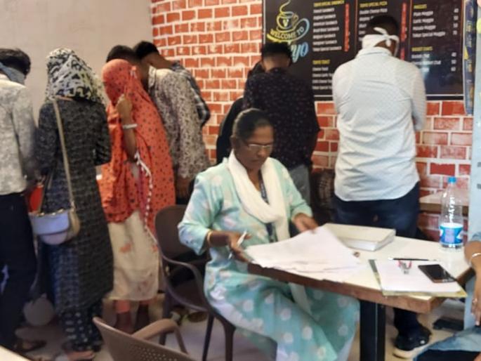 Beds, condom packets found in the cafe in Takala area! | कॅफे की कुंटनखाना? टाकाळा परिसरात कॅफेत आढळले बेड, निरोधची पाकिटे! Beds, condom packets found in the cafe in Takala area! | कॅफे की कुंटनखाना? टाकाळा परिसरात कॅफेत आढळले बेड, निरोधची पाकिटे!