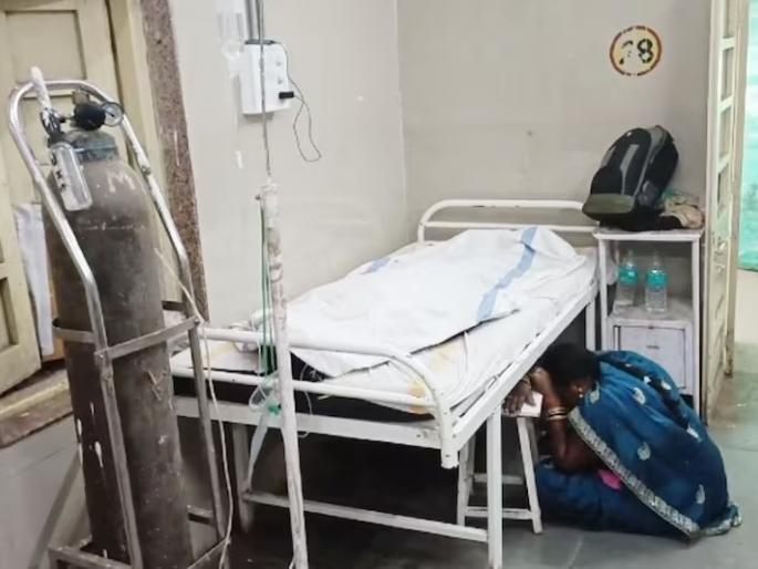 empty oxygen cylinder fitted to patient injured in train accident in shajapur district | निष्काळजीपणाचा कळस! रेल्वेतून पडलेल्या व्यक्तीला लावला रिकामा ऑक्सिजन सिलिंडर empty oxygen cylinder fitted to patient injured in train accident in shajapur district | निष्काळजीपणाचा कळस! रेल्वेतून पडलेल्या व्यक्तीला लावला रिकामा ऑक्सिजन सिलिंडर