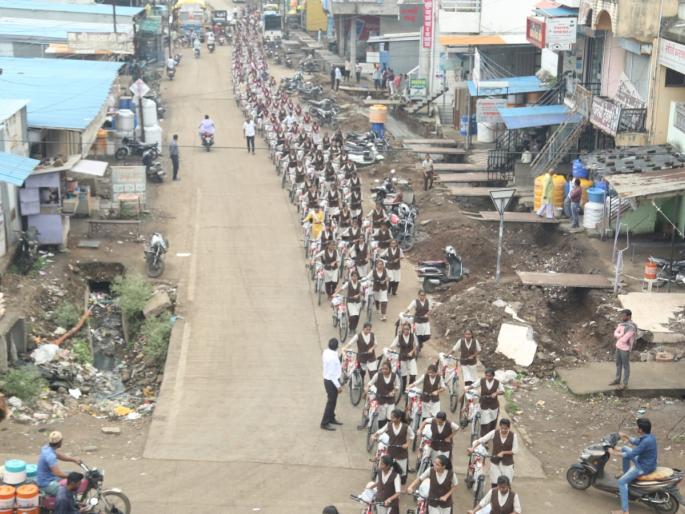 The cycle made students education easier | सावित्रीच्या लेकींच्या शिक्षणाची वाट सायकलने केली सुकर The cycle made students education easier | सावित्रीच्या लेकींच्या शिक्षणाची वाट सायकलने केली सुकर