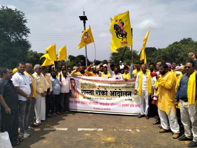 Dhangar society aggressive for ST reservation; The highway was lined and the sheep were also left! | एसटी आरक्षणासाठी धनगर समाज आक्रमक; महामार्ग राेखला अन् मेंढ्याही साेडल्या ! Dhangar society aggressive for ST reservation; The highway was lined and the sheep were also left! | एसटी आरक्षणासाठी धनगर समाज आक्रमक; महामार्ग राेखला अन् मेंढ्याही साेडल्या !