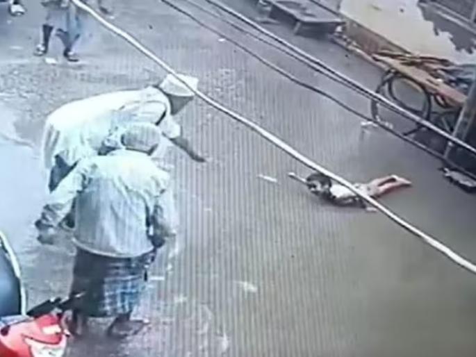 varanasi child suffering from electric shock in water old man showed courage saved his life | पाण्यात शॉक लागल्याने तडफडत होता चिमुकला; स्वत:चा जीव धोक्यात घालून वृद्धाने वाचवलं varanasi child suffering from electric shock in water old man showed courage saved his life | पाण्यात शॉक लागल्याने तडफडत होता चिमुकला; स्वत:चा जीव धोक्यात घालून वृद्धाने वाचवलं