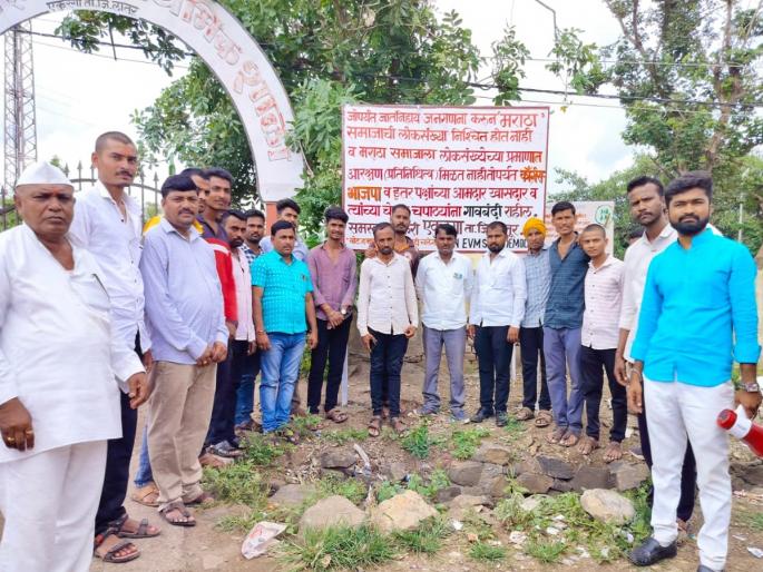 Until the Maratha reservation, the political leaders were barricaded, the villagers put up placards | मराठा आरक्षण मिळेपर्यंत राजकीय नेत्यांना गावबंदी, वेशीवर ग्रामस्थांनी फलकच लावला Until the Maratha reservation, the political leaders were barricaded, the villagers put up placards | मराठा आरक्षण मिळेपर्यंत राजकीय नेत्यांना गावबंदी, वेशीवर ग्रामस्थांनी फलकच लावला