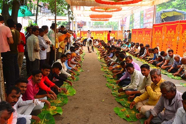 A lunch program was organized on the occasion of Ganeshotsav in Jalgaon | जळगावमध्ये ‘श्रीं’ना वाहिले श्रीफळ... भंडाऱ्यांना पावले गंगाफळ! A lunch program was organized on the occasion of Ganeshotsav in Jalgaon | जळगावमध्ये ‘श्रीं’ना वाहिले श्रीफळ... भंडाऱ्यांना पावले गंगाफळ!