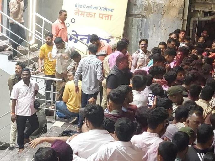Stampede during procession in Satara; The young man's life was saved due to the intervention of the police | साताऱ्यात मिरवणुकीवेळी चेंगराचेंगरी; पोलिसांच्या प्रसंगावधानामुळे तरुणाचा जीव वाचला Stampede during procession in Satara; The young man's life was saved due to the intervention of the police | साताऱ्यात मिरवणुकीवेळी चेंगराचेंगरी; पोलिसांच्या प्रसंगावधानामुळे तरुणाचा जीव वाचला