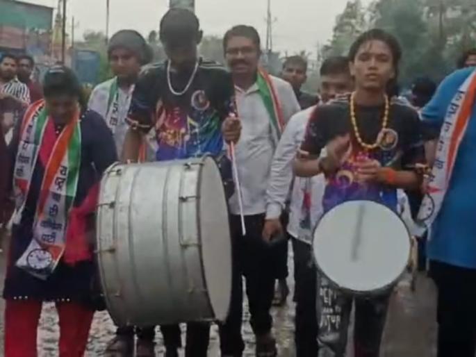 Count the potholes on the road and get 51 thousand rupees; NCP announcement in Kalyan | रस्त्यावरील खड्डे मोजून दाखवा अन् ५१ हजार रुपये मिळवा; कल्याणमध्ये राष्ट्रवादीची घोषणा Count the potholes on the road and get 51 thousand rupees; NCP announcement in Kalyan | रस्त्यावरील खड्डे मोजून दाखवा अन् ५१ हजार रुपये मिळवा; कल्याणमध्ये राष्ट्रवादीची घोषणा