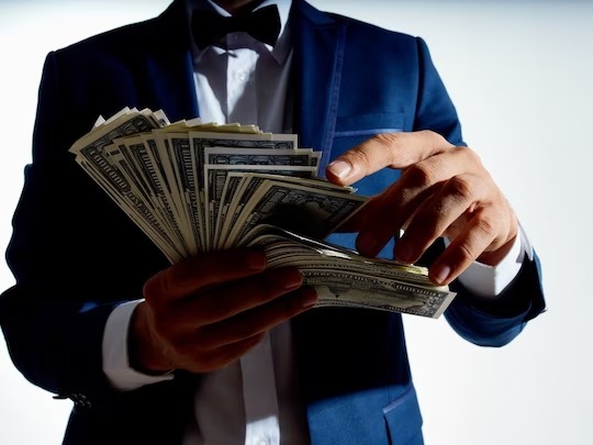 floride mega millions jackpot winner claims astonishing prize money after buying ticket in supermarket | शॉपिंगसाठी सुपरमार्केटमध्ये गेलेल्या व्यक्तीचं फळफळलं नशीब; मिळाले 13 हजार 311 कोटी floride mega millions jackpot winner claims astonishing prize money after buying ticket in supermarket | शॉपिंगसाठी सुपरमार्केटमध्ये गेलेल्या व्यक्तीचं फळफळलं नशीब; मिळाले 13 हजार 311 कोटी