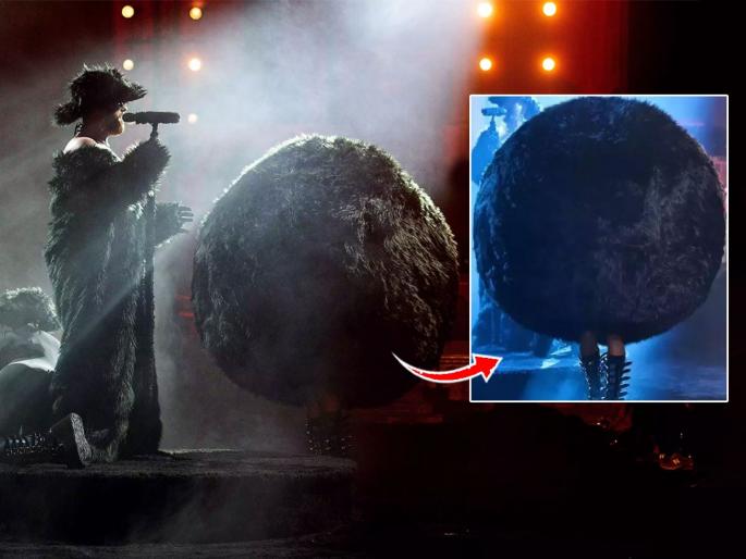 Model dressed as giant furball gets lost on runway, crashes into crowd at Paris Fashion Week. | मोठ्ठा काळा फुटबॉल बनून रॅम्पवर आली मॉडेल, चालता चालता हरवली इतकी बिथरली की...