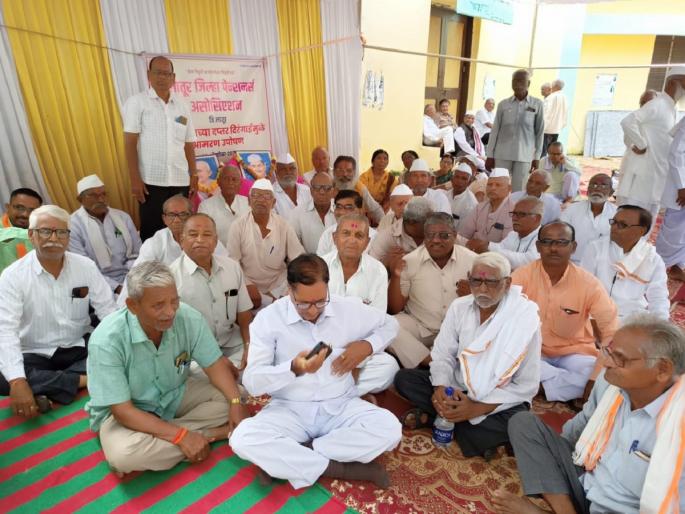 Pay the fourth installment of the 7th Pay Commission; Protest of retired teachers in front of Zilla Parishad | ७ व्या वेतन आयोगातील चौथा हप्ता द्या; सेवानिवृत्त शिक्षकांचे जिल्हा परिषदेसमोर आंदोलन Pay the fourth installment of the 7th Pay Commission; Protest of retired teachers in front of Zilla Parishad | ७ व्या वेतन आयोगातील चौथा हप्ता द्या; सेवानिवृत्त शिक्षकांचे जिल्हा परिषदेसमोर आंदोलन