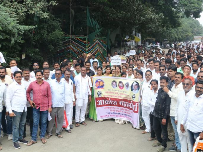 Outcry over old pensions; The teachers' union took out a march to the collector's office | जुनी पेन्शनवरून आक्रोश; शिक्षक संघाने काढला जिल्हाधिकारी कार्यालयावर मोर्चा Outcry over old pensions; The teachers' union took out a march to the collector's office | जुनी पेन्शनवरून आक्रोश; शिक्षक संघाने काढला जिल्हाधिकारी कार्यालयावर मोर्चा