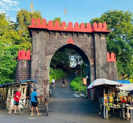 Shinde-Thackeray faction face-to-face over celebrating Navratri festival at Fort Durgadi | किल्ले दुर्गाडीवर नवरात्र उत्सव साजरा करण्यावरुन शिंदे-ठाकरे गट आमने-सामने