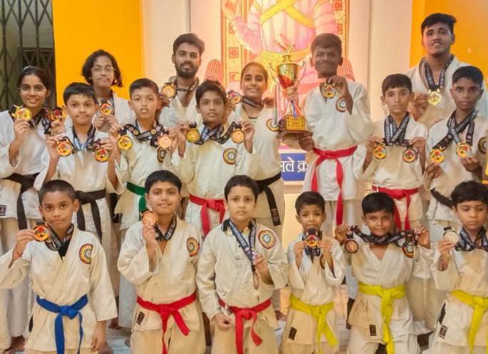 A brilliant performance by Kalyan's karate players; Won eight gold medals in international competitions | कल्याणच्या कराटे खेळाडूंची चमकदार कामगिरी; आंतरराष्ट्रीय स्पर्धेत पटकावले आठ सुवर्ण पदक A brilliant performance by Kalyan's karate players; Won eight gold medals in international competitions | कल्याणच्या कराटे खेळाडूंची चमकदार कामगिरी; आंतरराष्ट्रीय स्पर्धेत पटकावले आठ सुवर्ण पदक