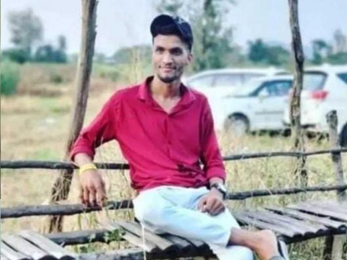 Youth steals gold chain to pay off online gambling debt | ऑनलाईन जुगाराचे कर्ज फेडण्यासाठी तरुणाने केली सोनसाखळीची चोरी Youth steals gold chain to pay off online gambling debt | ऑनलाईन जुगाराचे कर्ज फेडण्यासाठी तरुणाने केली सोनसाखळीची चोरी