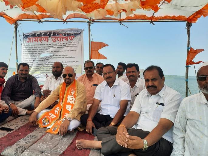 The hunger strike which is going on at three places has been evicted by the administration, the hunger strike continues on the third day as well | तीन ठिकाणी सुरू असलेली उपोषणे प्रशासनाकडून बेदखल, तिसऱ्या दिवशीही उपोषणे सुरूच The hunger strike which is going on at three places has been evicted by the administration, the hunger strike continues on the third day as well | तीन ठिकाणी सुरू असलेली उपोषणे प्रशासनाकडून बेदखल, तिसऱ्या दिवशीही उपोषणे सुरूच