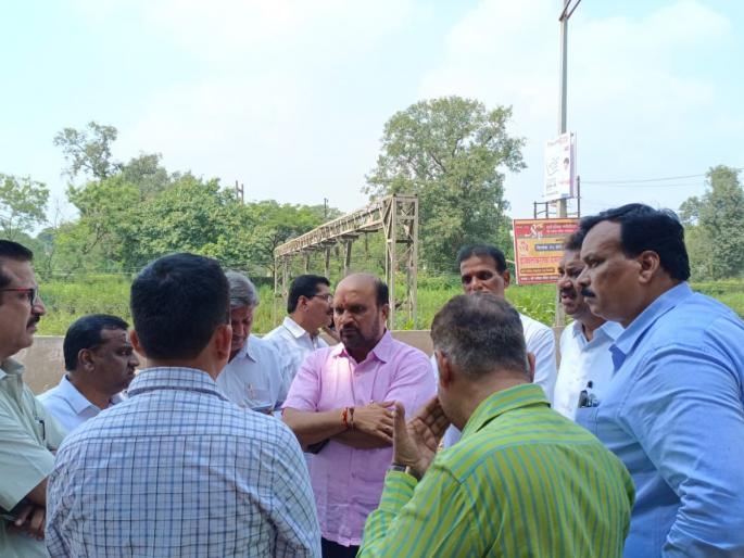 If the potholes on the road are not filled in 2 days, the dust will hit your face, Shiv Sena officials warn | 2 दिवसात रस्त्यावरील खड्डे भरले नाही तर धूळ तुमच्या चेहऱ्याला फासू, शिवसेना पदाधिकाऱ्यांचा इशारा