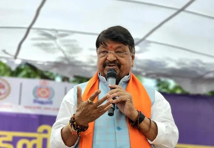 BJP Kailash Vijayvargiya announces reward for party functionaries in polling booths where congress draws blank | Kailash Vijayvargiya : "काँग्रेसला एकही मत न मिळाल्यास भाजपाच्या बूथ अध्यक्षाला 51 हजार रुपये बक्षीस देईन"