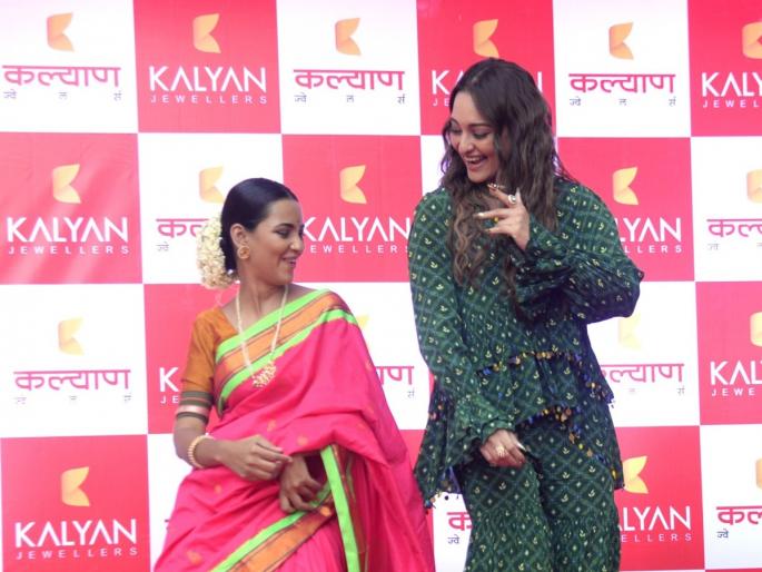 She came late, danced on impulse; Fans for Dabangg Girl in solapur | ती उशीरा आली, आग्रहाखातर नाचली; दबंग गर्लसाठी उन्हात ताटकळले चाहते She came late, danced on impulse; Fans for Dabangg Girl in solapur | ती उशीरा आली, आग्रहाखातर नाचली; दबंग गर्लसाठी उन्हात ताटकळले चाहते